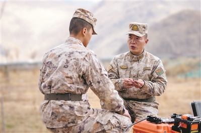 董振江(右一)对年轻骨干进行传帮带。陈效通摄